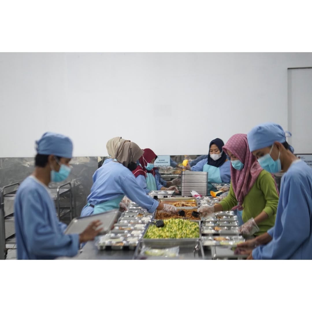 Tim operasional dapur SPPG