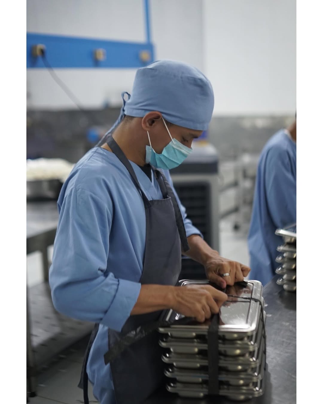 Proses pengemasan makanan di dapur SPPG